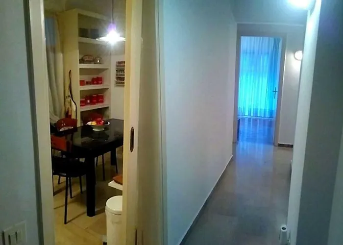 Beautiful -up To 4 Guests- Close To City Centre! アパート テッサロニキ